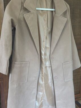 Classic Neutral Trench Coat in Light Beige - Elegant Everyday Layer